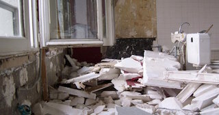 Демонтаж хрущевки в Армавире - удаление старых полов и стен по выгодной цене от 1743 рублей.