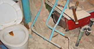 Профессиональный демонтаж перегородки ванной и туалета в Армавире - от 564 рублей